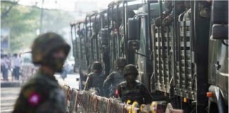 Cinq mois après le coup d'État militaire, la violence se poursuit en Birmanie. Au moins 860 civils ont été tués. Des combats se propagent à l'ensemble du pays. Les groupes ethniques qui contestaient l'autorité du pouvoir central ont repris les armes. S’ajoute un nouvel élément : la création de milices d'auto-défense dans plusieurs localités, qui se mobilisent contre l’armée birmane. PUBLICITÉ Malgré la répression mise en place par la junte, les nouvelles milices « d’auto-défense » sont parvenues à lancer des attaques localisées contre les militaires birmans. Mais attention, alerte l’ONG International Crisis Group dans un rapport publié lundi 28 juin : le risque désormais est grand pour la population de subir « des représailles indiscriminées » de la part de la Tatmadaw, nom officiel de l’armée gouvernementale. Ce qui provoquerait le déplacement de milliers de personnes. « Plusieurs de ces groupes se sont formés en réaction à la répression brutale des manifestations pacifiques par l'armée birmane », explique Richard Horsey, chercheur à l'International Crisis Group et spécialiste de la Birmanie, au micro de Vincent Souriau, du service international de RFI. Ces milices se sont créées également « dans les zones rurales, où des fermiers, des villageois, des chasseurs, se sont regroupés pour protéger leurs communautés. Très souvent, ils ne sont armés que de fusils de chasse ou de matériel artisanal, mais ils connaissent très bien leur environnement, ce qui leur donne l'avantage du terrain face aux militaires. » Ces milices « d’auto-défense » ont infligé de lourdes pertes aux troupes birmanes, ce qui fait entrer ce cycle de violence dans une nouvelle dimension. « Certaines de ces milices mènent des attaques commando, assassinent des fonctionnaires gouvernementaux, posent des bombes et utilisent des techniques de guérilla pour déstabiliser le régime », poursuit Richard Horsey. 230 000 déplacés Les représailles du régime ont déjà déplacé des dizaines de milliers d'hommes, de femmes et d'enfants. « Mais les vraies questions s'adressent à l'armée birmane, souligne le chercheur de l'International Crisis Group. Quand allez-vous cesser de vous en prendre aux civils ? Quand allez-vous respecter le droit international, et respecter la volonté du peuple ? Il est très improbable qu'ils renoncent au pouvoir, mais c'est ce que souhaite la majorité de la population. » Quelque 230 000 personnes ont été déplacées par les combats dans le pays et ont besoin d'aide, a averti l’ONU la semaine dernière. Les combats ont été coûteux pour les communautés dans des régions au nord de la Birmanie, comme les États Kachin et Shan, où les armées des minorités ethniques ont une longue histoire d'hostilités avec l’armée birmane, rapporte la Deutsche Welle. Les opérations de secours ont été entravées par des affrontements armés et la violence, a indiqué l'ONU. « Les réseaux locaux et les agences humanitaires ne sont pas en mesure d'assister de façon adéquate ces personnes, pointe l’International Crisis Group, en raison de l’accès restreint et des mesures coercitives, y compris les arrestations par les militaires, la confiscation de fournitures et les meurtres de ceux qui essaient de fournir de l'aide. »