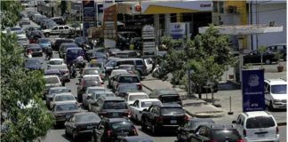 Malgré les promesses du gouvernement, la fin progressive des subventions qui maintenaient le sans plomb et le diesel à un prix huit fois inférieur au marché n’a pour l’instant pas l’effet escompté. Les files d’attente devant les stations continuent, et beaucoup de pompes restent fermées ce mercredi 30 juin. PUBLICITÉ Avec notre correspondant à Beyrouth, Noé Pignède En plein centre-ville de Beyrouth, une file d’attente de plusieurs kilomètres s'est formée pour faire le plein. Les Libanais excédés désespèrent d’avoir de l’essence. « Les stations-services ont du pétrole mais elles l'ont gardé ces derniers jours parce qu'elles attendaient l'annonce officielle qui disait que le prix de l'essence allait augmenter progressivement chaque jour, explique Yara, qui se bat depuis trois heures pour ne pas perdre sa place dans la file d'attente. Ils ont augmenté aujourd'hui de 50%. Évidemment si je me mets à leur place et que je suis fourbe, je me dis : "Qu'est ce que je m'en fiche du peuple ? Pourquoi ne pas me faire 50% en 24h ? Je garde, qu'il crèvent, qu'ils n'aient pas d'essence, ils reviendront comme des petits chiens à attendre et mendier !"... Et ça ce n'est que le début ! » Ce n'est que le début, car dans trois mois, avec l’arrêt des subventions, un plein d’essence devrait coûter 600 000 livres libanaises, soit 80% du salaire minimum mensuel. Petite corruption En plus de l’augmentation des prix, les Libanais font toujours face à de grosses limitations du nombre de litres par voiture : tout est rationné. Mais pour cela, Yara, qui doit faire plusieurs centaines de kilomètres aujourd’hui pour son travail, a trouvé la parade. « Ce que je vais faire, et c'est horrible, je vais le supplier [le pompiste, NDR] de me remplir deux fois la limite en lui glissant quelque chose sous la manche, sous la table... Si vous croyez que je suis la seule... Je déteste ça dans ce pays, mais voilà ce que je suis devenue », déplore la jeune femme. Une petite corruption à laquelle se livrent désormais tous ceux qui en ont les moyens. Pour les autres, se déplacer va devenir un luxe, dans un pays quasiment dépourvu de transports publics.