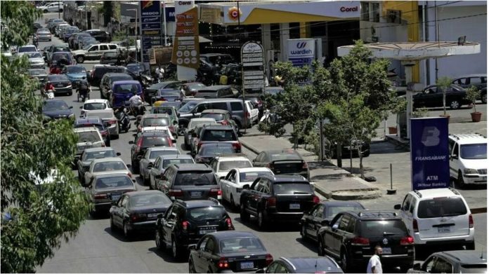 Malgré les promesses du gouvernement, la fin progressive des subventions qui maintenaient le sans plomb et le diesel à un prix huit fois inférieur au marché n’a pour l’instant pas l’effet escompté. Les files d’attente devant les stations continuent, et beaucoup de pompes restent fermées ce mercredi 30 juin. PUBLICITÉ Avec notre correspondant à Beyrouth, Noé Pignède En plein centre-ville de Beyrouth, une file d’attente de plusieurs kilomètres s'est formée pour faire le plein. Les Libanais excédés désespèrent d’avoir de l’essence. « Les stations-services ont du pétrole mais elles l'ont gardé ces derniers jours parce qu'elles attendaient l'annonce officielle qui disait que le prix de l'essence allait augmenter progressivement chaque jour, explique Yara, qui se bat depuis trois heures pour ne pas perdre sa place dans la file d'attente. Ils ont augmenté aujourd'hui de 50%. Évidemment si je me mets à leur place et que je suis fourbe, je me dis : 