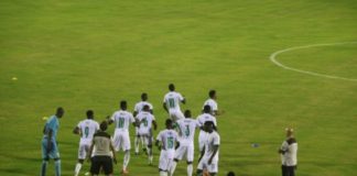 Dans le cadre des journées FIFA, le Sénégal a livré son premier match contre la Zambie ce soir. Les Lions de la Teranga se sont imposés sur un score intéressant de 3-1 face aux Chipolopolos. Ce soir au Stade Lat Dior de Thiès, le Sénégal a affiché un meilleur visage que toutes ces récentes sorties. Très vite dans cette rencontre devant son public, l’équipe d’Aliou Cissé mène les premières offensives. 22 minutes seulement après le coup d’envoi, la défense zambienne commet l’irréparable sur une séquence offensive sénégalaise. L’arbitre de la partie désigne le point de penalty. Sadio Mané prend ses responsabilités et ouvre la marque pour le Sénégal. Huit minutes seulement plus tard, le Sénégal mène une nouvelle offensive dangereuse sur le côté gauche. Ismaïla Sarr retrouve Krépin Diatta seul au point de pénalty. Ce dernier porte le compteur du Sénégal à 2-0. Et comme pour crucifier les Chipolopolos, Ismaïla Sarr sur une passe lumineuse de Sadio Mané, décroche à la 45è minute une lourde frappe dans la surface de réparation qui finit dans les buts gardés par Lameck Siame. 3-0, c’est le score qui sanctionne le premier acte de la partie. Au retour des vestiaires, le Sénégal peine à concrétiser. Aliou Cissé fait entrer Keita Baldé, Famara Diedhiou, Cheikhou Kouyaté et même Joseph Lopy pour apporter la fraîcheur physique. Toutefois, le Sénégal ne fera plus des merveilles. Côté zambien, ça joue beaucoup plus en deuxième mi-temps. Avec comme bonus, un but de Dominic Chanda à la 53è minute pour réduire la marque. 3-1, c’est donc le score qui vient sanctionner cette exhibition entre les deux nations africaines. La Zambie tentera de corriger le tir face au Bénin dans quelques jours à Cotonou tandis que le Sénégal doit gagner le Cap-Vert dans trois jours au Lat Dior de Thiès pour confirmer sa bonne forme avant les éliminatoires de la Coupe du Monde Qatar 2022 dans la zone Afrique