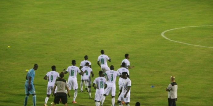 Dans le cadre des journées FIFA, le Sénégal a livré son premier match contre la Zambie ce soir. Les Lions de la Teranga se sont imposés sur un score intéressant de 3-1 face aux Chipolopolos. Ce soir au Stade Lat Dior de Thiès, le Sénégal a affiché un meilleur visage que toutes ces récentes sorties. Très vite dans cette rencontre devant son public, l’équipe d’Aliou Cissé mène les premières offensives. 22 minutes seulement après le coup d’envoi, la défense zambienne commet l’irréparable sur une séquence offensive sénégalaise. L’arbitre de la partie désigne le point de penalty. Sadio Mané prend ses responsabilités et ouvre la marque pour le Sénégal. Huit minutes seulement plus tard, le Sénégal mène une nouvelle offensive dangereuse sur le côté gauche. Ismaïla Sarr retrouve Krépin Diatta seul au point de pénalty. Ce dernier porte le compteur du Sénégal à 2-0. Et comme pour crucifier les Chipolopolos, Ismaïla Sarr sur une passe lumineuse de Sadio Mané, décroche à la 45è minute une lourde frappe dans la surface de réparation qui finit dans les buts gardés par Lameck Siame. 3-0, c’est le score qui sanctionne le premier acte de la partie. Au retour des vestiaires, le Sénégal peine à concrétiser. Aliou Cissé fait entrer Keita Baldé, Famara Diedhiou, Cheikhou Kouyaté et même Joseph Lopy pour apporter la fraîcheur physique. Toutefois, le Sénégal ne fera plus des merveilles. Côté zambien, ça joue beaucoup plus en deuxième mi-temps. Avec comme bonus, un but de Dominic Chanda à la 53è minute pour réduire la marque. 3-1, c’est donc le score qui vient sanctionner cette exhibition entre les deux nations africaines. La Zambie tentera de corriger le tir face au Bénin dans quelques jours à Cotonou tandis que le Sénégal doit gagner le Cap-Vert dans trois jours au Lat Dior de Thiès pour confirmer sa bonne forme avant les éliminatoires de la Coupe du Monde Qatar 2022 dans la zone Afrique