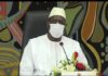 Le Sénégal est une référence en matière de respect des droits et libertés reconnus par la constitution. Pour autant, la violence et la défiance de l’autorité n’ont jamais été des solutions pour manifester un mécontentement ou revendiquer un mieux être. Le Président Macky Sall en homme averti, appelle la population en ce sens en les invitant à lui soumettre leurs doléances pacifiquement dans le respect et la convivialité car il est à la tête du pays pour le bien-être des sénégalais. Le Président Macky Sall prône une démocratie sans violence fondée sur le dialogue et le consensus entre les gouvernants et les gouvernés ou entre les militants et lui. En effet, la violence, même justifiée ou légitime ne peut être acceptée dans un pays de droits comme le Sénégal où les manifestations sont toujours autorisées s’il n’y a pas de risque de trouble à l’ordre public. À ceux qui ont brûlé la maison familiale du Président de la République Monsieur Macky Sall, peut être est ce l’incompréhension qui vous a poussé à cette extrémité. Mais l’élégance républicaine exigerait une autre démarche de votre part nonobstant la situation, et vu sa maturité et sa compréhension , le Président a décidé de vous recevoir pour vous montrer que c’était simplement une exigence liée au protocole et rien d’autre. À ceux qui ont opté comme méthode, la défiance de l’autorité pour une raison ou pour une autre, nous pensons que le Président Macky Sall vous a donné le moyen pour faire passer vos messages car il est conscient que malgré les nombreux efforts qui ont été faits, le chantier reste vaste. Il est donc naturel que des problèmes lui soient soumis pour qu’il y apporte les solutions idoines. Donc même si des fois il est important de comprendre les raisons qui ont poussé une personne à user de la violence pour montrer son désaccord, il est tout autant plus nécessaire de préciser que la violence ne peut être tolérer dans un Etat de droit, dans un État démocratique pour quelques raisons que se soient. Nous osons espérer, qu’après le message très clair du Président de la République Son Excellence Monsieur Macky Sall, des attitudes plus responsables seront adoptées pour les revendications. Mamadou MBENGUE, Maire de Dalifort-foirail