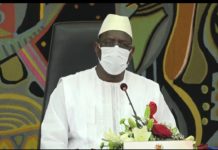 Le Sénégal est une référence en matière de respect des droits et libertés reconnus par la constitution. Pour autant, la violence et la défiance de l’autorité n’ont jamais été des solutions pour manifester un mécontentement ou revendiquer un mieux être. Le Président Macky Sall en homme averti, appelle la population en ce sens en les invitant à lui soumettre leurs doléances pacifiquement dans le respect et la convivialité car il est à la tête du pays pour le bien-être des sénégalais. Le Président Macky Sall prône une démocratie sans violence fondée sur le dialogue et le consensus entre les gouvernants et les gouvernés ou entre les militants et lui. En effet, la violence, même justifiée ou légitime ne peut être acceptée dans un pays de droits comme le Sénégal où les manifestations sont toujours autorisées s’il n’y a pas de risque de trouble à l’ordre public. À ceux qui ont brûlé la maison familiale du Président de la République Monsieur Macky Sall, peut être est ce l’incompréhension qui vous a poussé à cette extrémité. Mais l’élégance républicaine exigerait une autre démarche de votre part nonobstant la situation, et vu sa maturité et sa compréhension , le Président a décidé de vous recevoir pour vous montrer que c’était simplement une exigence liée au protocole et rien d’autre. À ceux qui ont opté comme méthode, la défiance de l’autorité pour une raison ou pour une autre, nous pensons que le Président Macky Sall vous a donné le moyen pour faire passer vos messages car il est conscient que malgré les nombreux efforts qui ont été faits, le chantier reste vaste. Il est donc naturel que des problèmes lui soient soumis pour qu’il y apporte les solutions idoines. Donc même si des fois il est important de comprendre les raisons qui ont poussé une personne à user de la violence pour montrer son désaccord, il est tout autant plus nécessaire de préciser que la violence ne peut être tolérer dans un Etat de droit, dans un État démocratique pour quelques raisons que se soient. Nous osons espérer, qu’après le message très clair du Président de la République Son Excellence Monsieur Macky Sall, des attitudes plus responsables seront adoptées pour les revendications. Mamadou MBENGUE, Maire de Dalifort-foirail