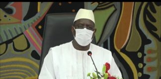 Le Sénégal est une référence en matière de respect des droits et libertés reconnus par la constitution. Pour autant, la violence et la défiance de l’autorité n’ont jamais été des solutions pour manifester un mécontentement ou revendiquer un mieux être. Le Président Macky Sall en homme averti, appelle la population en ce sens en les invitant à lui soumettre leurs doléances pacifiquement dans le respect et la convivialité car il est à la tête du pays pour le bien-être des sénégalais. Le Président Macky Sall prône une démocratie sans violence fondée sur le dialogue et le consensus entre les gouvernants et les gouvernés ou entre les militants et lui. En effet, la violence, même justifiée ou légitime ne peut être acceptée dans un pays de droits comme le Sénégal où les manifestations sont toujours autorisées s’il n’y a pas de risque de trouble à l’ordre public. À ceux qui ont brûlé la maison familiale du Président de la République Monsieur Macky Sall, peut être est ce l’incompréhension qui vous a poussé à cette extrémité. Mais l’élégance républicaine exigerait une autre démarche de votre part nonobstant la situation, et vu sa maturité et sa compréhension , le Président a décidé de vous recevoir pour vous montrer que c’était simplement une exigence liée au protocole et rien d’autre. À ceux qui ont opté comme méthode, la défiance de l’autorité pour une raison ou pour une autre, nous pensons que le Président Macky Sall vous a donné le moyen pour faire passer vos messages car il est conscient que malgré les nombreux efforts qui ont été faits, le chantier reste vaste. Il est donc naturel que des problèmes lui soient soumis pour qu’il y apporte les solutions idoines. Donc même si des fois il est important de comprendre les raisons qui ont poussé une personne à user de la violence pour montrer son désaccord, il est tout autant plus nécessaire de préciser que la violence ne peut être tolérer dans un Etat de droit, dans un État démocratique pour quelques raisons que se soient. Nous osons espérer, qu’après le message très clair du Président de la République Son Excellence Monsieur Macky Sall, des attitudes plus responsables seront adoptées pour les revendications. Mamadou MBENGUE, Maire de Dalifort-foirail