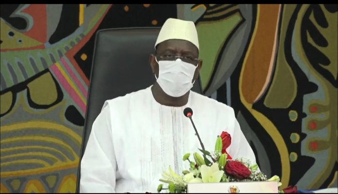 Le Sénégal est une référence en matière de respect des droits et libertés reconnus par la constitution. Pour autant, la violence et la défiance de l’autorité n’ont jamais été des solutions pour manifester un mécontentement ou revendiquer un mieux être. Le Président Macky Sall en homme averti, appelle la population en ce sens en les invitant à lui soumettre leurs doléances pacifiquement dans le respect et la convivialité car il est à la tête du pays pour le bien-être des sénégalais. Le Président Macky Sall prône une démocratie sans violence fondée sur le dialogue et le consensus entre les gouvernants et les gouvernés ou entre les militants et lui. En effet, la violence, même justifiée ou légitime ne peut être acceptée dans un pays de droits comme le Sénégal où les manifestations sont toujours autorisées s’il n’y a pas de risque de trouble à l’ordre public. À ceux qui ont brûlé la maison familiale du Président de la République Monsieur Macky Sall, peut être est ce l’incompréhension qui vous a poussé à cette extrémité. Mais l’élégance républicaine exigerait une autre démarche de votre part nonobstant la situation, et vu sa maturité et sa compréhension , le Président a décidé de vous recevoir pour vous montrer que c’était simplement une exigence liée au protocole et rien d’autre. À ceux qui ont opté comme méthode, la défiance de l’autorité pour une raison ou pour une autre, nous pensons que le Président Macky Sall vous a donné le moyen pour faire passer vos messages car il est conscient que malgré les nombreux efforts qui ont été faits, le chantier reste vaste. Il est donc naturel que des problèmes lui soient soumis pour qu’il y apporte les solutions idoines. Donc même si des fois il est important de comprendre les raisons qui ont poussé une personne à user de la violence pour montrer son désaccord, il est tout autant plus nécessaire de préciser que la violence ne peut être tolérer dans un Etat de droit, dans un État démocratique pour quelques raisons que se soient. Nous osons espérer, qu’après le message très clair du Président de la République Son Excellence Monsieur Macky Sall, des attitudes plus responsables seront adoptées pour les revendications. Mamadou MBENGUE, Maire de Dalifort-foirail