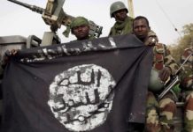 Le Sénégal est l’un des pays africains qui sont devenus une cible terroriste pour le djihadisme au Sahel. Avec la Côte d’Ivoire, le Bénin et d’autres États côtiers africains, le pays est un centre de préoccupation majeur pour les forces de sécurité antiterroristes opérant dans la région. Début 2021, les forces de sécurité sénégalaises ont démantelé une cellule djihadiste dans la ville de Kidira, à quelques kilomètres de la frontière avec le Mali. Parmi les quatre accusés figure un commerçant qui était surveillé par les services de sécurité du pays côtier depuis deux ans, après que son numéro de téléphone soit apparu dans l’un des groupes du réseau de messagerie instantanée WhatsApp lié à la Katiba Macina, un groupe local appartenant à la coalition JNIM. La franchise d’Al-Qaïda dans la région du Sahel, le Groupe pour le soutien de l’islam et des musulmans (connu sous le nom de coalition JNIM), a multiplié les attaques à la frontière entre le Mali et le Sénégal au cours des deux dernières années dans le cadre du processus d’expansion de son activité djihadiste en Afrique de l’Ouest, en particulier le groupe local affilié à la coalition Katiba Macina. Déjà en 2015, une trentaine d’imams et autres agents endoctrineurs ont été accusés d’activités de prosélytisme à Kaolack, Kolda et dans la banlieue de Dakar, intensifiant les unités de surveillance et de protection dans les territoires ciblés par la menace djihadiste. Parmi les raisons trouvées pour établir cette expansion progressive et le développement de l’activité vers d’autres zones d’influence, il y aurait, principalement, la confrontation continue entre la coalition du JNIM et son rival régional, l’État islamique dans le Grand Sahara (EIGS), ainsi que le besoin ressenti par le leader du JNIM, Amadou Kouffa, de déplacer la lutte armée au-delà des frontières traditionnelles du Mali et du Burkina Faso, ce qui fournirait au groupe plus d’influence, de financement et de nouvelles niches de recrutement. Cependant, ces deux raisons ne sont pas exclusivement ce qui pousse le JNIM à rechercher la confrontation armée avec Dakar. La vérité est que contrôler autant que possible les entrées et sorties de la mer est une incitation que toute organisation terroriste transnationale rêve d’obtenir. Cela leur permet d’infiltrer des combattants, des marchandises et toutes sortes de biens de n’importe quel point du monde avec une relative facilité par rapport aux points d’entrée par voie terrestre ou aérienne, et vice versa. En outre, le fait que le Sénégal soit un pays géopolitiquement positionné avec un port ouvert directement sur l’Atlantique et une quantité importante de ressources naturelles stratégiques telles que l’or et le pétrole rend le pays attractif pour l’établissement d’une présence terroriste. C’est pourquoi, à la fin de l’année dernière, les autorités sénégalaises ont renforcé leur présence militaire à la frontière avec le Mali, en construisant une base militaire à Goudiry, dans la région frontalière de Tambacounda. En outre, les unités de soutien et de protection des coalitions internationales constituent une source importante de soutien et de sécurité pour les forces armées locales dans la lutte pour limiter la présence djihadiste au-delà de celle établie dans une grande partie des territoires sahéliens. En témoignent le Groupe d’action rapide de surveillance et d’intervention au Sahel (GARSI-Sahel), une unité mobile soutenue par l’Union européenne et dirigée par la Guardia Civil, qui est présente à la frontière avec le Sénégal, et l’opération Barkhane, qui a jusqu’à présent réussi à empêcher l’expansion des djihadistes à l’intérieur de ses frontières. En effet, l’annonce récente de la reconfiguration de cette dernière opération par le gouvernement de Macron a suscité l’inquiétude de Dakar, craignant que la réduction de la présence militaire française dans l’opération établie au Mali ait des répercussions sur la sécurité des frontières avec les pays voisins qui n’ont pas encore subi le coup du djihadisme en première personne. Pour l’instant, la stabilité politique et économique dont jouit le Sénégal permet une sécurité relative à ses frontières extérieures, et dissuade la majeure partie de la société civile de rejoindre l’insurrection islamiste. Reste à savoir si la situation actuelle sera suffisante pour repousser le terrorisme dans le pays ou si, au contraire, la détérioration et la dégradation progressives de la sécurité de son voisinage régional constituent inévitablement une menace pour la sécurité à l’intérieur de ses frontières. (Source : observatorioterrorismo.com)