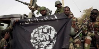 Le Sénégal est l’un des pays africains qui sont devenus une cible terroriste pour le djihadisme au Sahel. Avec la Côte d’Ivoire, le Bénin et d’autres États côtiers africains, le pays est un centre de préoccupation majeur pour les forces de sécurité antiterroristes opérant dans la région. Début 2021, les forces de sécurité sénégalaises ont démantelé une cellule djihadiste dans la ville de Kidira, à quelques kilomètres de la frontière avec le Mali. Parmi les quatre accusés figure un commerçant qui était surveillé par les services de sécurité du pays côtier depuis deux ans, après que son numéro de téléphone soit apparu dans l’un des groupes du réseau de messagerie instantanée WhatsApp lié à la Katiba Macina, un groupe local appartenant à la coalition JNIM. La franchise d’Al-Qaïda dans la région du Sahel, le Groupe pour le soutien de l’islam et des musulmans (connu sous le nom de coalition JNIM), a multiplié les attaques à la frontière entre le Mali et le Sénégal au cours des deux dernières années dans le cadre du processus d’expansion de son activité djihadiste en Afrique de l’Ouest, en particulier le groupe local affilié à la coalition Katiba Macina. Déjà en 2015, une trentaine d’imams et autres agents endoctrineurs ont été accusés d’activités de prosélytisme à Kaolack, Kolda et dans la banlieue de Dakar, intensifiant les unités de surveillance et de protection dans les territoires ciblés par la menace djihadiste. Parmi les raisons trouvées pour établir cette expansion progressive et le développement de l’activité vers d’autres zones d’influence, il y aurait, principalement, la confrontation continue entre la coalition du JNIM et son rival régional, l’État islamique dans le Grand Sahara (EIGS), ainsi que le besoin ressenti par le leader du JNIM, Amadou Kouffa, de déplacer la lutte armée au-delà des frontières traditionnelles du Mali et du Burkina Faso, ce qui fournirait au groupe plus d’influence, de financement et de nouvelles niches de recrutement. Cependant, ces deux raisons ne sont pas exclusivement ce qui pousse le JNIM à rechercher la confrontation armée avec Dakar. La vérité est que contrôler autant que possible les entrées et sorties de la mer est une incitation que toute organisation terroriste transnationale rêve d’obtenir. Cela leur permet d’infiltrer des combattants, des marchandises et toutes sortes de biens de n’importe quel point du monde avec une relative facilité par rapport aux points d’entrée par voie terrestre ou aérienne, et vice versa. En outre, le fait que le Sénégal soit un pays géopolitiquement positionné avec un port ouvert directement sur l’Atlantique et une quantité importante de ressources naturelles stratégiques telles que l’or et le pétrole rend le pays attractif pour l’établissement d’une présence terroriste. C’est pourquoi, à la fin de l’année dernière, les autorités sénégalaises ont renforcé leur présence militaire à la frontière avec le Mali, en construisant une base militaire à Goudiry, dans la région frontalière de Tambacounda. En outre, les unités de soutien et de protection des coalitions internationales constituent une source importante de soutien et de sécurité pour les forces armées locales dans la lutte pour limiter la présence djihadiste au-delà de celle établie dans une grande partie des territoires sahéliens. En témoignent le Groupe d’action rapide de surveillance et d’intervention au Sahel (GARSI-Sahel), une unité mobile soutenue par l’Union européenne et dirigée par la Guardia Civil, qui est présente à la frontière avec le Sénégal, et l’opération Barkhane, qui a jusqu’à présent réussi à empêcher l’expansion des djihadistes à l’intérieur de ses frontières. En effet, l’annonce récente de la reconfiguration de cette dernière opération par le gouvernement de Macron a suscité l’inquiétude de Dakar, craignant que la réduction de la présence militaire française dans l’opération établie au Mali ait des répercussions sur la sécurité des frontières avec les pays voisins qui n’ont pas encore subi le coup du djihadisme en première personne. Pour l’instant, la stabilité politique et économique dont jouit le Sénégal permet une sécurité relative à ses frontières extérieures, et dissuade la majeure partie de la société civile de rejoindre l’insurrection islamiste. Reste à savoir si la situation actuelle sera suffisante pour repousser le terrorisme dans le pays ou si, au contraire, la détérioration et la dégradation progressives de la sécurité de son voisinage régional constituent inévitablement une menace pour la sécurité à l’intérieur de ses frontières. (Source : observatorioterrorismo.com)