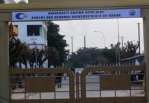 Il n’y aura pas de cours à l’Ucad jusqu’à nouvel ordre. La section Dakar du Saes a décidé de suspendre toutes activités pédagogiques au vu de la situation actuelle à l’université. En réunion ce mercredi, les camarades d’Abdoulaye Dieng (SG campus Dakar) ont estimé qu’il n’est pas possible de mener les activités pédagogiques en toute sécurité. Le bureau condamne les violences physiques, menace de mort, micro arraché à un professeur et autres actes de nature à mettre en danger la vie du personnel enseignant. Le syndicat dénonce également la destruction de biens, que ce soient les véhicules ou les facultés saccagés. Le Saes demande ainsi aux autorités de situer les responsabilités et de sanctionner les auteurs des violences. En attendant, les enseignements et activités de recherche sont suspendus. Le Saes appréciera sans doute en fonction de l’évolution de la situation, puisqu’il demande aux militants d’avoir une attention particulière sur les développements à venir. Depuis plus d'une semaine, l'Ucad vie au rythme des manifestations des étudiants avec les élections dans les amicales, la faculté de Droit en particulier où les résultats ont été annulés.