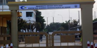 Il n’y aura pas de cours à l’Ucad jusqu’à nouvel ordre. La section Dakar du Saes a décidé de suspendre toutes activités pédagogiques au vu de la situation actuelle à l’université. En réunion ce mercredi, les camarades d’Abdoulaye Dieng (SG campus Dakar) ont estimé qu’il n’est pas possible de mener les activités pédagogiques en toute sécurité. Le bureau condamne les violences physiques, menace de mort, micro arraché à un professeur et autres actes de nature à mettre en danger la vie du personnel enseignant. Le syndicat dénonce également la destruction de biens, que ce soient les véhicules ou les facultés saccagés. Le Saes demande ainsi aux autorités de situer les responsabilités et de sanctionner les auteurs des violences. En attendant, les enseignements et activités de recherche sont suspendus. Le Saes appréciera sans doute en fonction de l’évolution de la situation, puisqu’il demande aux militants d’avoir une attention particulière sur les développements à venir. Depuis plus d'une semaine, l'Ucad vie au rythme des manifestations des étudiants avec les élections dans les amicales, la faculté de Droit en particulier où les résultats ont été annulés.