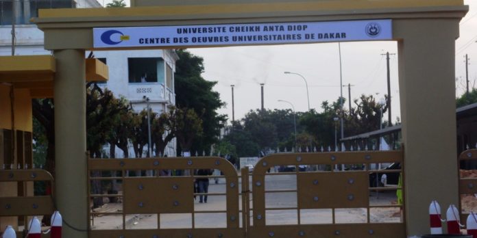 Il n’y aura pas de cours à l’Ucad jusqu’à nouvel ordre. La section Dakar du Saes a décidé de suspendre toutes activités pédagogiques au vu de la situation actuelle à l’université. En réunion ce mercredi, les camarades d’Abdoulaye Dieng (SG campus Dakar) ont estimé qu’il n’est pas possible de mener les activités pédagogiques en toute sécurité. Le bureau condamne les violences physiques, menace de mort, micro arraché à un professeur et autres actes de nature à mettre en danger la vie du personnel enseignant. Le syndicat dénonce également la destruction de biens, que ce soient les véhicules ou les facultés saccagés. Le Saes demande ainsi aux autorités de situer les responsabilités et de sanctionner les auteurs des violences. En attendant, les enseignements et activités de recherche sont suspendus. Le Saes appréciera sans doute en fonction de l’évolution de la situation, puisqu’il demande aux militants d’avoir une attention particulière sur les développements à venir. Depuis plus d'une semaine, l'Ucad vie au rythme des manifestations des étudiants avec les élections dans les amicales, la faculté de Droit en particulier où les résultats ont été annulés.