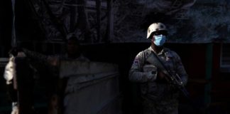 iGFM (Dakar) Quatre personnes impliquées dans l’assassinat de Jovenel Moïse ont été tuées et deux autres ont arrêtées, a annoncé mercredi soir la police de ce pays des Caraïbes déjà plongé dans une crise profonde, où l’état de siège a été décrété. Qui a assassiné le président Jovenel Moïse ? La réponse n’est pas encore connue mais l’enquête avance (un peu). Quatre « mercenaires » ont été tués et deux autres arrêtés - selon la police - après cet événement qui a choqué Haïti et la communauté internationale et menace de déstabiliser davantage un pays déjà fragile, mais aucune information n’a pour l’instant filtré sur l’identité ou les motivations de ses auteurs. Le président Moïse a été tué à son domicile par un commando armé vers 1 heure, dans la nuit de mardi à mercredi. D’après le juge chargé de l’affaire, cité par la presse locale, sa dépouille a été retrouvée criblée de 12 balles, et son bureau et sa chambre avaient été saccagés. Son épouse a, elle, été blessée et évacuée vers la Floride pour y être soignée. Trois policiers « récupérés » Selon le Premier ministre par intérim Claude Joseph, les assaillants étaient « des étrangers qui parlaient l’anglais et l’espagnol ». D’après l’ambassadeur haïtien aux Etats-Unis, Bocchit Edmond, le commando était composé de mercenaires « professionnels » s’étant fait passer pour des responsables de l’agence américaine antidrogue. La police a indiqué mercredi soir avoir pourchassé les membres présumés du commando aussitôt après l’attaque et être toujours « engagée dans la bataille avec ces assaillants ». « Depuis cette nuit nous nous battons contre eux », a déclaré dans une allocution à la télévision le directeur général de la police nationale d’Haïti, Léon Charles. « Quatre mercenaires ont été tués, deux ont été interceptés sous notre contrôle. Trois policiers qui avaient été pris en otage ont été récupérés », a-t-il précisé. Aucune autre information sur les auteurs de l’assassinat n’a été divulguée. Plus tôt, le Premier ministre Claude Joseph avait annoncé dans un discours en créole avoir décidé de « déclarer l’état de siège dans tout le pays », octroyant des pouvoirs renforcés à l’exécutif pour quinze jours. Appelant la population au calme, il a promis que « les assassins paieraient pour ce qu’ils ont fait devant la justice ». L’assassinat menace de déstabiliser encore davantage le pays le plus pauvre des Amériques, déjà confronté à une double crise politique et sécuritaire. Le département d’Etat américain a appelé au maintien des élections législatives et présidentielles en Haïti prévues pour le 26 septembre 2021, avec un second tour le 21 novembre. Le président américain Joe Biden a lui condamné un « acte odieux », et l’Union européenne s’est inquiétée d’une « spirale de violence ». Le Conseil de sécurité de l’ONU, qui se réunira en urgence jeudi, a réclamé que les auteurs de l’assassinat « soient rapidement traduits en justice ». Un président sans expérience politique Après l’annonce de la mort violente du président, toutes les activités ont été paralysées à Port-au-Prince et dans les villes de province. Bernadette, 44 ans, a décrit la nouvelle comme « un autre tremblement de terre en Haïti », après celui dévastateur de 2010. Jacquelyn, un quinquagénaire haïtien habitant Carrefour, en banlieue de Port-au-Prince, s’interrogeait sur les motivations des auteurs. « Qui a intérêt à assassiner Jovenel Moïse ? Ça, on ne le saura jamais », a-t-il lâché.Venu du monde des affaires, Jovenel Moïse, 53 ans, avait été élu président en 2016 sur une promesse de développement de l’économie du pays et avait pris ses fonctions le 7 février 2017. Actif dans plusieurs domaines économiques, dont l’exploitation de bananeraies, il n’avait quasiment aucune expérience en politique au moment de son élection. Haïti est gangrenée par l’insécurité et notamment les enlèvements contre rançon menés par des gangs jouissant d’une quasi-impunité. Une situation qui valait à Jovenel Moïse, accusé d’inaction face à la crise, d’être confronté à une vive défiance d’une bonne partie de la société civile. Le Parisien