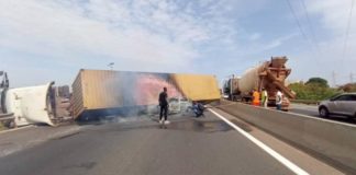 iGFM - (Dakar) Un violent accident s’est actuellement produit sur l’autoroute à péage. Occasionnant des bouchons monstres. Les embouteillages sont actuellement monstres sur l’autoroute à péage. En effet, un camion gros porteur, qui transportait un conteneur, s’est renversé au milieu de la route. Il a écrasé un véhicule particulier. Heureusement, aucun des 4 occupants de la petite voiture n'a perdu la vie. Un seul blessé a été enregistré. Le concessionnaire de l’autoroute, la SECAA, informe qu’un contournement provisoire est mis en place à hauteur du pont de Keur Ndiaye Lo, à la sortie 10. «Les opérations de levage sont en cours. Nous vous tiendrons informés du retour à la normale», indiquent-ils. "La petite voiture voulait prendre la sortie de Rufisque. Elle nous a doublé pour prendre la sortie, puis le conducteur a freiné devant nous. Si je n’avais pas dévié je serais passé sur lui et il y aurait eu mort d’homme. Parce qu’il y avait 4 personnes dedans. Mais j’ai manœuvré pour éviter les dégâts humains et le conteneur est tombé", a déclaré, à la Rfm, le conducteur du camion. Mis à jour 13h 28