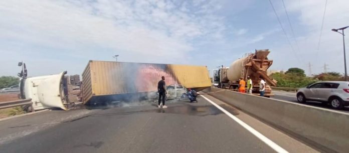 iGFM - (Dakar) Un violent accident s’est actuellement produit sur l’autoroute à péage. Occasionnant des bouchons monstres. Les embouteillages sont actuellement monstres sur l’autoroute à péage. En effet, un camion gros porteur, qui transportait un conteneur, s’est renversé au milieu de la route. Il a écrasé un véhicule particulier. Heureusement, aucun des 4 occupants de la petite voiture n'a perdu la vie. Un seul blessé a été enregistré. Le concessionnaire de l’autoroute, la SECAA, informe qu’un contournement provisoire est mis en place à hauteur du pont de Keur Ndiaye Lo, à la sortie 10. «Les opérations de levage sont en cours. Nous vous tiendrons informés du retour à la normale», indiquent-ils. 