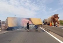 Un camion s'est renversé sur une voiture sur l'autoroute à péage