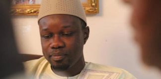 iGFM - (Dakar) Ousmane Sonko a perdu la 2e manche du combat qui l’oppose à Mamour Diallo. En effet, la chambre d’accusation de la Cour d’appel de Dakar a confirmé l’ordonnance du Doyen des juges qui avait estimé qu’il ne pouvait pas instruite la plainte du leader de Pastef parce qu’il n’avait pas subi un préjudice direct. La Chambre d'accusation de la Cour d'appel de Dakar a confirmé l'ordonnance de refus d'informer du Doyen des juges dans l'affaire dite des 94 milliards de Fcfa. On se rappelle que Ousmane Sonko avait déposé une plainte avec constitution de partie civile auprès du Doyen des juges. Conformément aux dispositions du Code de procédure pénale, le dossier avait été envoyé au procureur de la République pour ses réquisitions. Le parquet s’était opposé à ce que la plainte soit instruite. Quelques jours plus tard, le défunt Doyen des juges, Samba Sall, avait sorti une ordonnance pour suivre la volonté du parquet. Comme argument, il avait estimé que le leader de Pastef n'avait pas qualité à agir dans cette affaire puisqu’il n’avait pas subi un préjudice direct. Ousmane Sonko, via ses avocats, avait interjeté appel