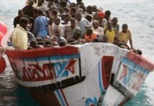 “Notre surprise était si grande que quand on a trouvé autant de bagages notamment des bidons de 60 litres d’eau et d’essence hors-bord, des vivres, des sacs de voyage, tout laisse à penser que ce sont des gens déterminés à partir soit cet après-midi ou cette nuit parce qu’ils ont bien camouflé et bâché la pirogue, loin des regards”, a indiqué l’adjudant Mamadou Sagna, Commandant la Brigade de la Gendarmerie Territoriale de Saint-Louis. La mission a été effectuée en collaboration avec les éléments de la Guardia Civile espagnole avec qui ils travaillent dans le cadre d’une coopération. “Cela fait presqu’un mois, nous avions des renseignements qu’il y aurait une pirogue en préparation pour amener des clandestins en Europe par la mer. Mais, c’est en territoire mauritanien que les choses se passaient. C’est-à-dire dans le village de Diawass qui se trouve près du Fleuve Sénégal, du côté de la Mauritanie. Depuis lors, on suivait cette affaire. Et très tôt ce matin, on a été informé par un des nos agents de renseignements qui nous a signalé des mouvements au niveau du village de Keur Barka, dans la commune de Gandiol. Arrivés sur les lieux, nous avons retrouvé cette pirogue”, a-t-il renseigné. L’adjudant Mamadou Sagna a indiqué qu’une enquête est ouverte pour tenter de mettre la main sur ces candidats à l’émigration clandestine. “Si les populations pouvaient nous aider à éradiquer ce fléau, ça serait une très bonne chose parce qu’avec ce que les gens enregistrent comme dégâts et pertes en vies humaines, c’est vraiment énorme”, a-t-il poursuivi. Le commandement de la Gendarmerie de Saint-Louis a également saisi l’occasion pour inviter les populations à beaucoup plus collaborer avec les Forces de défense et de sécurité, afin de mettre définitivement un terme au phénomène de l’émigration clandestine dans le pays. L’inventaire de tout le matériel retrouvé dans cette pirogue a été fait au niveau de l’Unité fluviale, sous la supervision du Lieutenant-colonel Émile Manga, Commandant la Légion de Gendarmerie Nord, ainsi que du Capitaine Amadou Ndiaye, Commandant la Compagnie de Gendarmerie de Saint-louis Sud Quotidien