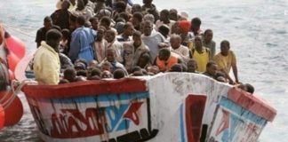 “Notre surprise était si grande que quand on a trouvé autant de bagages notamment des bidons de 60 litres d’eau et d’essence hors-bord, des vivres, des sacs de voyage, tout laisse à penser que ce sont des gens déterminés à partir soit cet après-midi ou cette nuit parce qu’ils ont bien camouflé et bâché la pirogue, loin des regards”, a indiqué l’adjudant Mamadou Sagna, Commandant la Brigade de la Gendarmerie Territoriale de Saint-Louis. La mission a été effectuée en collaboration avec les éléments de la Guardia Civile espagnole avec qui ils travaillent dans le cadre d’une coopération. “Cela fait presqu’un mois, nous avions des renseignements qu’il y aurait une pirogue en préparation pour amener des clandestins en Europe par la mer. Mais, c’est en territoire mauritanien que les choses se passaient. C’est-à-dire dans le village de Diawass qui se trouve près du Fleuve Sénégal, du côté de la Mauritanie. Depuis lors, on suivait cette affaire. Et très tôt ce matin, on a été informé par un des nos agents de renseignements qui nous a signalé des mouvements au niveau du village de Keur Barka, dans la commune de Gandiol. Arrivés sur les lieux, nous avons retrouvé cette pirogue”, a-t-il renseigné. L’adjudant Mamadou Sagna a indiqué qu’une enquête est ouverte pour tenter de mettre la main sur ces candidats à l’émigration clandestine. “Si les populations pouvaient nous aider à éradiquer ce fléau, ça serait une très bonne chose parce qu’avec ce que les gens enregistrent comme dégâts et pertes en vies humaines, c’est vraiment énorme”, a-t-il poursuivi. Le commandement de la Gendarmerie de Saint-Louis a également saisi l’occasion pour inviter les populations à beaucoup plus collaborer avec les Forces de défense et de sécurité, afin de mettre définitivement un terme au phénomène de l’émigration clandestine dans le pays. L’inventaire de tout le matériel retrouvé dans cette pirogue a été fait au niveau de l’Unité fluviale, sous la supervision du Lieutenant-colonel Émile Manga, Commandant la Légion de Gendarmerie Nord, ainsi que du Capitaine Amadou Ndiaye, Commandant la Compagnie de Gendarmerie de Saint-louis Sud Quotidien