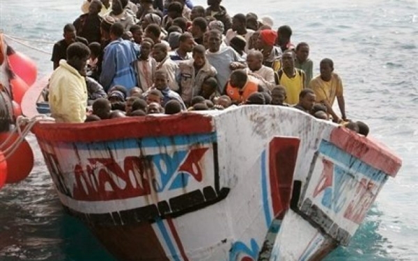 “Notre surprise était si grande que quand on a trouvé autant de bagages notamment des bidons de 60 litres d’eau et d’essence hors-bord, des vivres, des sacs de voyage, tout laisse à penser que ce sont des gens déterminés à partir soit cet après-midi ou cette nuit parce qu’ils ont bien camouflé et bâché la pirogue, loin des regards”, a indiqué l’adjudant Mamadou Sagna, Commandant la Brigade de la Gendarmerie Territoriale de Saint-Louis. La mission a été effectuée en collaboration avec les éléments de la Guardia Civile espagnole avec qui ils travaillent dans le cadre d’une coopération. “Cela fait presqu’un mois, nous avions des renseignements qu’il y aurait une pirogue en préparation pour amener des clandestins en Europe par la mer. Mais, c’est en territoire mauritanien que les choses se passaient. C’est-à-dire dans le village de Diawass qui se trouve près du Fleuve Sénégal, du côté de la Mauritanie. Depuis lors, on suivait cette affaire. Et très tôt ce matin, on a été informé par un des nos agents de renseignements qui nous a signalé des mouvements au niveau du village de Keur Barka, dans la commune de Gandiol. Arrivés sur les lieux, nous avons retrouvé cette pirogue”, a-t-il renseigné. L’adjudant Mamadou Sagna a indiqué qu’une enquête est ouverte pour tenter de mettre la main sur ces candidats à l’émigration clandestine. “Si les populations pouvaient nous aider à éradiquer ce fléau, ça serait une très bonne chose parce qu’avec ce que les gens enregistrent comme dégâts et pertes en vies humaines, c’est vraiment énorme”, a-t-il poursuivi. Le commandement de la Gendarmerie de Saint-Louis a également saisi l’occasion pour inviter les populations à beaucoup plus collaborer avec les Forces de défense et de sécurité, afin de mettre définitivement un terme au phénomène de l’émigration clandestine dans le pays. L’inventaire de tout le matériel retrouvé dans cette pirogue a été fait au niveau de l’Unité fluviale, sous la supervision du Lieutenant-colonel Émile Manga, Commandant la Légion de Gendarmerie Nord, ainsi que du Capitaine Amadou Ndiaye, Commandant la Compagnie de Gendarmerie de Saint-louis Sud Quotidien