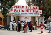 A l’hôpital Principal de Dakar (Hpd), le personnel soignant du Covid-19 vit un véritable calvaire. En effet, les médecins, infirmiers et personnes chargées de pulvériser (Ash) n’ont pas perçu un seul centime depuis 6 mois. Rémunérés à hauteur de 150.000 Fcfa par mois, renseigne une source digne de foi, ces agents courent derrière six mois de salaire, ce au moment où les cas de Covid-19 connaissant une fulgurante ascension. «Beaucoup de nos collègues sont partis du Cte sans percevoir leurs salaires et ils ont été remplacés. Depuis 6 mois, on n’a pas vu la couleur de notre argent, alors que la Tabaski approche. Dernièrement, le service de réanimation de l’hôpital était en grève et deux malades sont décédés. A l’unanimité, les agents du Cte ne sont pas allés travailler», révèle notre interlocuteur. Très amer, il indique que le Président Macky Sall gaspille de l’argent en faisant des tournées, alors que ceux qui s’occupent des malades de Covid sont traités avec indifférence. «Dans les autres Cte, le personnel a été payé, mais ici à l’hôpital Principal ce n’est pas le cas. Et on ignore les raisons de cette situation. Au total, nous sommes 50 agents composés de médecins, d’infirmiers et de Ash», dit notre interlocuteur. Interpellée sur la situation, d’après notre source, la direction de l’hôpital n’a pas fourni d’explications claires. «Il nous devait 8 mois de salaires, ils ont payé les deux mois pendant le Ramadan. Donc, il reste 6 mois. «L’adjoint du directeur a dit qu’il n’était pas au courant qu’on nous devait de l’argent. En ce moment, nous ne pouvons pas dire si l’argent est au ministère de la Santé ou à la direction de l’hôpital», souligne-t-il. En outre, il révèle que les promesses de contrat qu’on leur avait faites depuis le mois de décembre n’ont pas, jusqu’ici, étaient respectées. L’As