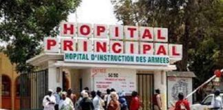 A l’hôpital Principal de Dakar (Hpd), le personnel soignant du Covid-19 vit un véritable calvaire. En effet, les médecins, infirmiers et personnes chargées de pulvériser (Ash) n’ont pas perçu un seul centime depuis 6 mois. Rémunérés à hauteur de 150.000 Fcfa par mois, renseigne une source digne de foi, ces agents courent derrière six mois de salaire, ce au moment où les cas de Covid-19 connaissant une fulgurante ascension. «Beaucoup de nos collègues sont partis du Cte sans percevoir leurs salaires et ils ont été remplacés. Depuis 6 mois, on n’a pas vu la couleur de notre argent, alors que la Tabaski approche. Dernièrement, le service de réanimation de l’hôpital était en grève et deux malades sont décédés. A l’unanimité, les agents du Cte ne sont pas allés travailler», révèle notre interlocuteur. Très amer, il indique que le Président Macky Sall gaspille de l’argent en faisant des tournées, alors que ceux qui s’occupent des malades de Covid sont traités avec indifférence. «Dans les autres Cte, le personnel a été payé, mais ici à l’hôpital Principal ce n’est pas le cas. Et on ignore les raisons de cette situation. Au total, nous sommes 50 agents composés de médecins, d’infirmiers et de Ash», dit notre interlocuteur. Interpellée sur la situation, d’après notre source, la direction de l’hôpital n’a pas fourni d’explications claires. «Il nous devait 8 mois de salaires, ils ont payé les deux mois pendant le Ramadan. Donc, il reste 6 mois. «L’adjoint du directeur a dit qu’il n’était pas au courant qu’on nous devait de l’argent. En ce moment, nous ne pouvons pas dire si l’argent est au ministère de la Santé ou à la direction de l’hôpital», souligne-t-il. En outre, il révèle que les promesses de contrat qu’on leur avait faites depuis le mois de décembre n’ont pas, jusqu’ici, étaient respectées. L’As