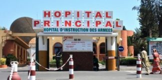 A l’heure de l’offensive de la 3e vague du Covid-19, c’est un autre mal qui secoue l’Hôpital Principal de Dakar (Hpd). En effet, le Syndicat des travailleurs civils (Stc-Hpd) réclame le départ de l’Agent comptable particulier (Acp). Le Secrétaire général, Abdoulaye Thiaw et ses camarades seront en sit-in devant l’hôpital ce matin de 8h à 10h, avec le port de brassards rouges. Hier, dans une lettre adressée au directeur de l’hôpital Principal de Dakar, informe "Le Quotidien", les syndicalistes ont exposé l’objet de leur courroux. Selon eux, depuis qu’il est affecté à l’Hpd, l’Acp n’apporte pas de solutions. L’Agent comptable est plutôt considéré comme un «facteur de blocage» au rayonnement de l’hôpital et à l’épanouissement du personnel. Le Stc-Hpd rappelle que lors de la première vague du Covid-19, l’Acp a payé pendant 6 mois les primes par virement bancaire, alors que la «loi sur la bancarisation dit qu’on peut payer en espèces». Les syndicalistes déplorent que l’Acp paie en espèces 90 de leurs camarades, alors que ces derniers voulaient un règlement par chèque, sur une valeur globale de 13 500 francs Cfa concernant les avances pour la Tabaski. Pour toutes ces raisons, Abdoulaye Thiaw et Cie réclament l’affectation de l’Acp. Dans un courrier dressé par les collaborateurs du général Mame Thierno Dieng, les arguments des syndicalistes ont été balayés d’un revers de main. «Pour les avances de Tabaski, ils veulent percevoir par une voie autre que le virement bancaire parce qu’ils ont des engagements bancaires auxquels ils veulent se soustraire. Ce à quoi l’hôpital ne peut être complice. D’ailleurs, l’intégralité des avances de Tabaski a été virée depuis 1 semaine», répliquent-ils. Joint par téléphone, Abdou­laye Thiaw a indiqué que les primes de motivation Covid-19 ne sont pas payées depuis 6 mois par le ministère de la Santé, pour ses membres qui sont dans les Centres de traitement épidémiologique (Cte). Sur ce point, la direction de l’hôpital répond qu’«en effet, tous les agents travaillant dans tous les sites de prise en charge des malades Covid-19 ont contractualisé, non pas avec les hôpitaux, mais bien avec le ministre » de la Santé. Fon­damentalement, toutes leurs «revendications ont une finalité pécuniaire», soulignent les services de Mame Thierno Dieng. Général Dieng : «Je m’opposerai à leur logique d’installer une gouvernance syndicale» «Ils cherchent, comme c’est le cas dans les hôpitaux civils, à installer une gouvernance syndicale qui aboutirait à consacrer l’essentiel des ressources, à des paiements démesurés parce que les administrations se sont mises dans une logique de privilégier la préservation de la paix sociale au détriment de la bonne marche de l’hôpital», charge le directeur de l’Hpd. Selon ses services, les syndicalistes profitent des fins de mois pour «faire monter la surenchère et veulent qu’on leur laisse ce qu’ils ont appelé, le "cadeau du général"». La direction de l’Hpd est convaincue que c’est l’installation d’une gouvernance syndicale qui a mis à genoux tous les hôpitaux civils. «C’est sous une très forte pression syndicale que les ressources financières de ces hôpitaux ne servent plus à soigner des malades, mais à payer des salaires et des primes démesurées et totalement illégitimes», regrette pour sa part, le général Mame Thierno Dieng, directeur de l’hôpital Principal. L’ancien ministre de l’Environ­nement informe qu’à l’Hôpital Idrissa Pouye de Grand-Yoff, «la totalité des recettes issues de ce que les malades paient pour être soignés, est insuffisante pour payer les salaires et les primes !!!» Le médecin-chef de Hpd de conclure : «Nos syndicalistes sont dans une logique d’installer une gouvernance syndicale. Je m’y opposerai par tous les moyens.»