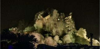Dix jours après l'effondrement d'un immeuble de douze étages à Surfside, près de Miami, les autorités ont fait démolir dimanche soir, lors d'une explosion contrôlée, le reste de l'édifice, avant le passage de la tempête tropicale Elsa, attendue ce mardi sur la Floride. Les recherches de victimes avaient été suspendues samedi pour préparer la démolition, alors que le bilan de la catastrophe est de 24 morts et de 121 disparus. PUBLICITÉ Selon des images télévisées, l'explosion contrôlée s'est produite peu après 22h30 heure locale (2h30 TU). La majeure partie de l'édifice, baptisé Champlain Towers South, s'était écroulée en pleine nuit le 24 juin dans un nuage de poussière, l'une des plus graves catastrophes urbaines de l'histoire des États-Unis. Les autorités craignaient que le reste de l'immeuble ne s'effondre à son tour, menaçant la sécurité des sauveteurs. Ces craintes ont été aggravées par l'arrivée de la tempête tropicale Elsa, attendues mardi en Floride. « La démolition en soi est limitée au périmètre immédiat du bâtiment », avait prévenu dimanche 4 juillet la maire du comté de Miami-Dade, Daniella Levine lors d'une conférence de presse. « Cependant, il y a de la poussière et d'autres particules qui sont une conséquence inévitable des démolitions de tout type, et par mesure de précaution nous invitons les résidents du voisinage à rester à l'intérieur », a-t-elle ajouté. Étendre les recherches « Détruire ce bâtiment, étant donné qu'une tempête arrive et que nous allions devoir le faire de toute façon, est prudent », avait estimé samedi le gouverneur de Floride Ron DeSantis. Pour la maire du comté, il était « essentiel de faire tomber le bâtiment de manière contrôlée pour étendre » les opérations de recherches, car les équipes n'ont pas pu aller plus loin en raison du risque d'autres effondrements. Jeudi, le président Joe Biden et son épouse s'étaient rendus en Floride pour réconforter les familles qui ont improvisé un mur du souvenir sur un grillage métallique, couvert de photos de victimes et de disparus, et orné de fleurs et bougies. Newsletter Recevez toute l'actualité internationale directement dans votre boite mail Je m'abonne Un seul rescapé, un adolescent, a été extrait des décombres, aux premières heures des opérations de secours. Aucun autre survivant n'a été retrouvé malgré la mobilisation des sauveteurs, venus de partout aux États-Unis, et même d'Israël et du Mexique. L’entretien et la structure du bâtiment remis en cause Parmi les personnes manquant à l'appel, des dizaines de Latino-Américains originaires d'Argentine, de Colombie, du Paraguay, du Chili et d'Uruguay. Si l'hypothèse d'un manquement dans l'entretien de l'immeuble a été évoquée, aucune réponse claire n'a été apportée. « Nous n'avons pas de preuve solide de ce qui s'est passé », a dit jeudi Joe Biden, évoquant « une série d'interrogations ». Parmi elles, le président a évoqué des questionnements sur l'entretien et la structure du bâtiment, sur des travaux de construction à proximité, sur la montée des eaux. Un rapport notait dès 2018 des « dommages structurels majeurs », ainsi que des « fissures » dans le sous-sol du bâtiment, selon des documents publiés par la ville de Surfside.
