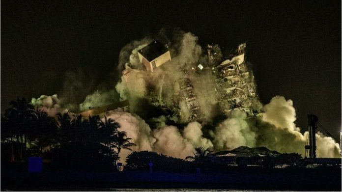 Dix jours après l'effondrement d'un immeuble de douze étages à Surfside, près de Miami, les autorités ont fait démolir dimanche soir, lors d'une explosion contrôlée, le reste de l'édifice, avant le passage de la tempête tropicale Elsa, attendue ce mardi sur la Floride. Les recherches de victimes avaient été suspendues samedi pour préparer la démolition, alors que le bilan de la catastrophe est de 24 morts et de 121 disparus. PUBLICITÉ Selon des images télévisées, l'explosion contrôlée s'est produite peu après 22h30 heure locale (2h30 TU). La majeure partie de l'édifice, baptisé Champlain Towers South, s'était écroulée en pleine nuit le 24 juin dans un nuage de poussière, l'une des plus graves catastrophes urbaines de l'histoire des États-Unis. Les autorités craignaient que le reste de l'immeuble ne s'effondre à son tour, menaçant la sécurité des sauveteurs. Ces craintes ont été aggravées par l'arrivée de la tempête tropicale Elsa, attendues mardi en Floride. « La démolition en soi est limitée au périmètre immédiat du bâtiment », avait prévenu dimanche 4 juillet la maire du comté de Miami-Dade, Daniella Levine lors d'une conférence de presse. « Cependant, il y a de la poussière et d'autres particules qui sont une conséquence inévitable des démolitions de tout type, et par mesure de précaution nous invitons les résidents du voisinage à rester à l'intérieur », a-t-elle ajouté. Étendre les recherches « Détruire ce bâtiment, étant donné qu'une tempête arrive et que nous allions devoir le faire de toute façon, est prudent », avait estimé samedi le gouverneur de Floride Ron DeSantis. Pour la maire du comté, il était « essentiel de faire tomber le bâtiment de manière contrôlée pour étendre » les opérations de recherches, car les équipes n'ont pas pu aller plus loin en raison du risque d'autres effondrements. Jeudi, le président Joe Biden et son épouse s'étaient rendus en Floride pour réconforter les familles qui ont improvisé un mur du souvenir sur un grillage métallique, couvert de photos de victimes et de disparus, et orné de fleurs et bougies. Newsletter Recevez toute l'actualité internationale directement dans votre boite mail Je m'abonne Un seul rescapé, un adolescent, a été extrait des décombres, aux premières heures des opérations de secours. Aucun autre survivant n'a été retrouvé malgré la mobilisation des sauveteurs, venus de partout aux États-Unis, et même d'Israël et du Mexique. L’entretien et la structure du bâtiment remis en cause Parmi les personnes manquant à l'appel, des dizaines de Latino-Américains originaires d'Argentine, de Colombie, du Paraguay, du Chili et d'Uruguay. Si l'hypothèse d'un manquement dans l'entretien de l'immeuble a été évoquée, aucune réponse claire n'a été apportée. « Nous n'avons pas de preuve solide de ce qui s'est passé », a dit jeudi Joe Biden, évoquant « une série d'interrogations ». Parmi elles, le président a évoqué des questionnements sur l'entretien et la structure du bâtiment, sur des travaux de construction à proximité, sur la montée des eaux. Un rapport notait dès 2018 des « dommages structurels majeurs », ainsi que des « fissures » dans le sous-sol du bâtiment, selon des documents publiés par la ville de Surfside.