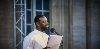 L’acteur Omar Sy découvre le livre “Frêre d’âme” de David Diop