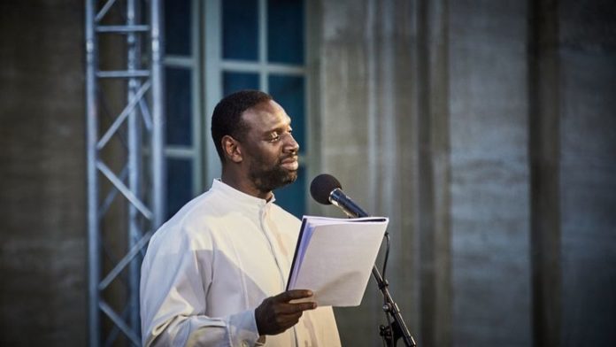 L’acteur Omar Sy découvre le livre “Frêre d’âme” de David Diop