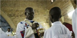 Les hommages se multiplient en République démocratique du Congo (RDC) après la mort de Laurent Monsengwo, cardinal et archevêque émérite de Kinshasa. C'était la figure la plus connue de l'Église catholique au Congo, président de la conférence épiscopale du Zaïre, déjà critique à l'époque du maréchal Mobutu. Malgré son opposition à tous les régimes depuis trente ans, les hommages, dimanche 11 juillet au soir, étaient unanimes. PUBLICITÉ Avec notre correspondante à Kinshasa, Sonia Rolley Le président Tshisekedi « salue un prince de l’Église qui œuvra longtemps au service du peuple ». Son principal opposant, Martin Fayulu, qualifie le cardinal Monsengwo de « ciment de la cohésion nationale ». L’ancien vice-président Jean-Pierre Bemba dit garder de lui « l'image d'un Père enjoué, altruiste et dévoué pour l'Église du Congo ». L’ancien gouverneur du Katanga, Moïse Katumbi, celle d’un berger courageux attaché à cultiver l’amour entre tous les Congolais. Même dans le camp de l’ex-président Joseph Kabila, son ancien conseiller diplomatique Barnabé Kikaya salue « un grand homme et un fin acteur politique ». Le cardinal Laurent Monsengwo était un pilier de la démocratisation dans son pays. C’est ce que tous reconnaissent. Pour le rôle qu'il a joué au moment de la conférence nationale souveraine bien sûr, mais il restait une référence parmi les jeunes, comme ceux de la Lucha, le mouvement citoyen, qui se disent profondément attristés par le décès du cardinal Monsengwo pour qui il était « un modèle d’engagement et de courage face au déni de démocratie et aux injustices qui perdurent ». ► À lire aussi : RDC: le cardinal Monsengwo, archevêque émérite de Kinshasa, est décédé en France Pour Monseigneur Fridolin Ambongo qui lui a succédé à la tête de l'archidiocèse de Kinshasa, le cardinal Monsengwo « était cette autorité morale majeure vers qui beaucoup de gens allaient encore. Tout le monde se souvient encore de lui pendant la conférence nationale souveraine avec son calme, son tempérament très pondéré, tranquille même au milieu des tensions politiques qu'il y avait sous Mobutu. Il a toujours été un homme mesuré qui essayait de ramener les gens à l'essentiel et toute sa vie, cela a été comme ça ». Pour Isidore Ndaywel, l’historien congolais, spécialiste de l’Église catholique, qui était à la tête de comité laïc de coordination à l’origine des marches des chrétiens de 2017 et 2018, « le peuple congolais vient de perdre en lui l’un de ses plus grands défenseurs ». C'est une très triste nouvelle et nous restons tous Congolais dans cette grande émotion et présentons nos condoléances à tous ceux qui aiment ce pays. Isidore Ndaywel, historien congolais et spécialiste de l'Eglise catholique