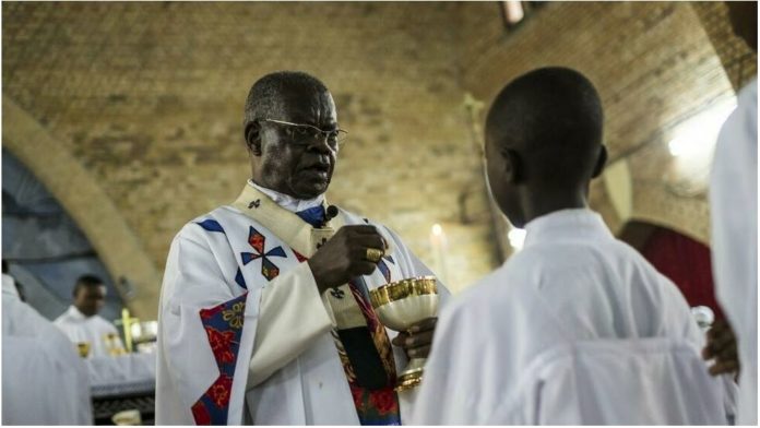 Les hommages se multiplient en République démocratique du Congo (RDC) après la mort de Laurent Monsengwo, cardinal et archevêque émérite de Kinshasa. C'était la figure la plus connue de l'Église catholique au Congo, président de la conférence épiscopale du Zaïre, déjà critique à l'époque du maréchal Mobutu. Malgré son opposition à tous les régimes depuis trente ans, les hommages, dimanche 11 juillet au soir, étaient unanimes. PUBLICITÉ Avec notre correspondante à Kinshasa, Sonia Rolley Le président Tshisekedi « salue un prince de l’Église qui œuvra longtemps au service du peuple ». Son principal opposant, Martin Fayulu, qualifie le cardinal Monsengwo de « ciment de la cohésion nationale ». L’ancien vice-président Jean-Pierre Bemba dit garder de lui « l'image d'un Père enjoué, altruiste et dévoué pour l'Église du Congo ». L’ancien gouverneur du Katanga, Moïse Katumbi, celle d’un berger courageux attaché à cultiver l’amour entre tous les Congolais. Même dans le camp de l’ex-président Joseph Kabila, son ancien conseiller diplomatique Barnabé Kikaya salue « un grand homme et un fin acteur politique ». Le cardinal Laurent Monsengwo était un pilier de la démocratisation dans son pays. C’est ce que tous reconnaissent. Pour le rôle qu'il a joué au moment de la conférence nationale souveraine bien sûr, mais il restait une référence parmi les jeunes, comme ceux de la Lucha, le mouvement citoyen, qui se disent profondément attristés par le décès du cardinal Monsengwo pour qui il était « un modèle d’engagement et de courage face au déni de démocratie et aux injustices qui perdurent ». ► À lire aussi : RDC: le cardinal Monsengwo, archevêque émérite de Kinshasa, est décédé en France Pour Monseigneur Fridolin Ambongo qui lui a succédé à la tête de l'archidiocèse de Kinshasa, le cardinal Monsengwo « était cette autorité morale majeure vers qui beaucoup de gens allaient encore. Tout le monde se souvient encore de lui pendant la conférence nationale souveraine avec son calme, son tempérament très pondéré, tranquille même au milieu des tensions politiques qu'il y avait sous Mobutu. Il a toujours été un homme mesuré qui essayait de ramener les gens à l'essentiel et toute sa vie, cela a été comme ça ». Pour Isidore Ndaywel, l’historien congolais, spécialiste de l’Église catholique, qui était à la tête de comité laïc de coordination à l’origine des marches des chrétiens de 2017 et 2018, « le peuple congolais vient de perdre en lui l’un de ses plus grands défenseurs ». C'est une très triste nouvelle et nous restons tous Congolais dans cette grande émotion et présentons nos condoléances à tous ceux qui aiment ce pays. Isidore Ndaywel, historien congolais et spécialiste de l'Eglise catholique