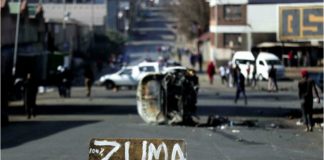 Jacob Zuma est en prison depuis mercredi dernier 7 juillet. Âgé de 79 ans, l'ancien président sud-africain est censé purger une peine de 15 mois de prison ferme pour outrage à la justice. Jacob Zuma a refusé obstinément de répondre aux questions d'une commission d'enquête sur la corruption. La Cour constitutionnelle réexamine sa sentence ce lundi 12 juillet, alors que le procès a provoqué des violences à l'intérieur du pays, obligeant l'armée à se déployer. PUBLICITÉ C'est un débat technique de procédure qui est encore en cours entre l'avocat de l'ancien président et les juges de la Cour constitutionnelle. L'audience se tient en ligne, retransmise en direct sur internet. Il s'agit sur le fond de déterminer s'il est légal pour Jacob Zuma d'effectuer une peine de prison, sans qu'aucun procès n'ait eu lieu. L'affaire a été portée directement devant la plus haute Cour du pays. La défense a rappelé à plusieurs reprises que les droits de Jacob Zuma doivent être respectés au même titre que tout autre citoyen, questionnant la procédure. Est-ce normal que Jacob Zuma aille directement en prison sans même avoir été jugé, arguant à plusieurs reprises d'« erreurs » et d'« irrégularités » ? Un argumentaire avec pour objectif final d'obtenir la libération de l'ex-président. La Cour constitutionnelle a rappelé de son côté que si l'ancien président est actuellement en prison, c'est bien parce qu'il a refusé de se présenter devant une commission d'enquête. Jacob Zuma, poursuivi dans une multitude d'affaires, avait réussi jusqu'à présent à échapper à la prison en déposant des recours. Violences, pillages, incendies Mais cette affaire dépasse désormais le simple cadre des prétoires. Dans le KwaZulu-Natal, des violences ont éclaté depuis le vendredi 9 juillet, et se sont étendues à Johannesburg. Initialement, c'est bien l'incarcération de l'ancien président qui a provoqué ces violences. Mais très rapidement, les manifestations ont dégénéré en pillages et incendies. Le désespoir économique et la frustration liée aux restrictions imposées par une troisième vague de Covid-19 ont largement aggravé la situation. PUBLICITÉ En réponse, l'armée a été déployée dans ces deux régions. Dans un communiqué publié ce lundi, le gouvernement précise que « la Force de défense nationale sud-africaine (SANDF) a commencé les processus et procédures de pré-déploiement pour aider les forces de l'ordre déployées respectivement dans les provinces du Gauteng et du KwaZulu-Natal, pour apaiser les troubles qui ont saisi les deux provinces au cours des derniers jours. »