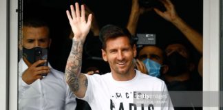 Lionel Messi est arrivé à Paris avec un T-Shirt "Ici c'est Paris".