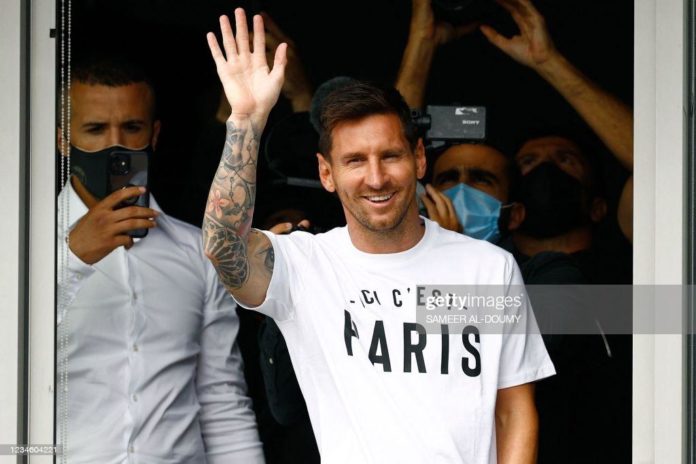 Lionel Messi est arrivé à Paris avec un T-Shirt 