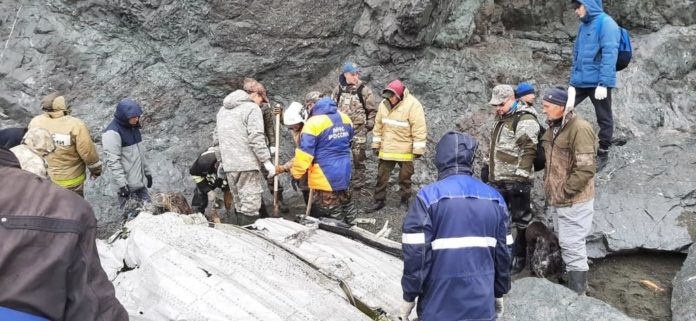 iGFM (Dakar) Un hélicoptère avec 16 personnes à son bord, dont 13 touristes, s'est écrasé jeudi sur la péninsule du Kamtchatka, dans l'Extrême-Orient russe, a indiqué le gouvernement local dans un communiqué. Un hélicoptère avec 16 personnes à son bord, dont 13 touristes, s'est écrasé jeudi sur la péninsule du Kamtchatka, dans l'Extrême-Orient russe, a indiqué le gouvernement local dans un communiqué. L'hélicoptère Mi-8 a chuté dans le lac de Kouril, dans la réserve naturelle de Kronotski, précise le communiqué. «Selon nos informations, neuf personnes ont survécu», a déclaré la ministre de la Santé locale par intérim, Marina Volkova, à l'agence de presse officielle TASS. Le sort des sept personnes restantes n'était pas connu dans l'immédiat, a-t-elle indiqué. RFI