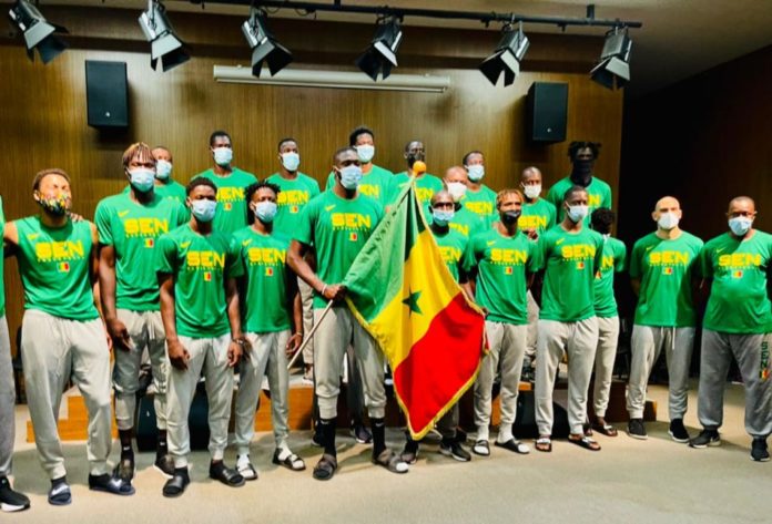 Remise drapeau : Les Lions du basket gonflés à bloc