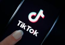 Un TikTok d'une nounou de 23 ans dansant avec son employeur masculin est devenu viral.