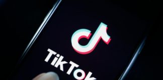 Un TikTok d'une nounou de 23 ans dansant avec son employeur masculin est devenu viral.