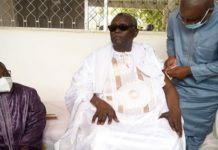 Diourbel : Serigne Moustapha Lakrame Mbacké prend son vaccin en public et suscite un rush dans les points de services