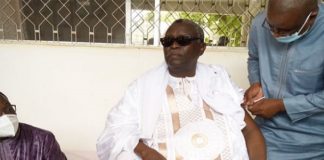 Diourbel : Serigne Moustapha Lakrame Mbacké prend son vaccin en public et suscite un rush dans les points de services