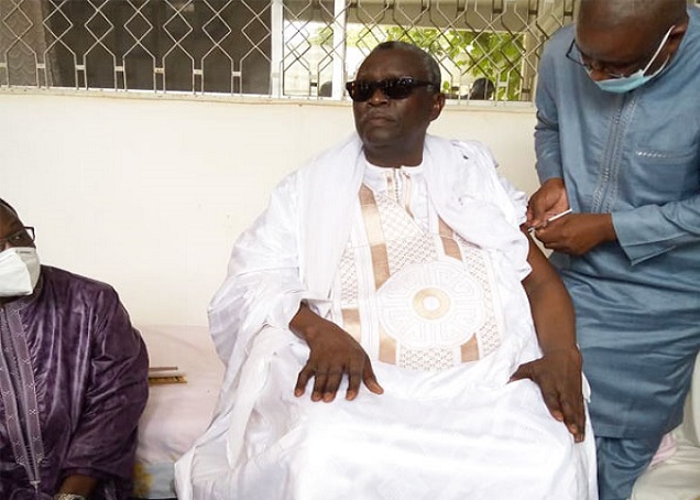 Diourbel : Serigne Moustapha Lakrame Mbacké prend son vaccin en public et suscite un rush dans les points de services