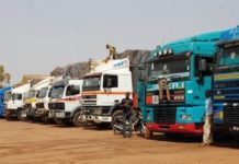 L es chauffeurs et transporteurs de la région de Kaolack sont très remontés contre les autorités. Selon eux, ils sont laissés en rade par les décideurs, alors qu’ils gèrent un secteur névralgique de l’économie sénégalaise. En rencontrant, samedi dernier, le président de la Chambre de Commerce, d’Industrie et d’Agriculture de Kaolack, Serigne Mboup, ils ont rappelé que Kaolack n’a pas de voie de contournement. Ils veulent, tous, une solution immédiate, pour la construction de parking et d’aires de stationnement. ‘’On ne nous respecte pas. Kaolack doit avoir une voie de contournement. Diourbel, Thiès, Saint-Louis…, toutes ces régions où le transport des camions est dense, ont des voies de contournement’’, dénoncent-ils. ‘’Il faut un parking pour cela, pour qu’à une certaine heure, les camions se garent’’, disent-ils en choeur. Modou Kébé, transporteur, estime que Sibassor doit disposer d’un parking de stationnement. ‘’Et de Kahone jusqu’à Maka Kahone, tous sont des sites qui entrent dans le cadre du corridor. Donc, ces deux sites peuvent servir d’espace. Si les autorités veulent la paix, elles vont devoir construire une voie de contournement. Il faut la présence des forces de l’ordre de l’entrée jusqu’à la sortie’’, indique le chauffeur de camion Bidji Cissé. Son collègue Cheikh Ndiaye, lui, constate que les autorités ont tardé à réagir, jusqu’à ce que le drame (la collision entre un camion et un taxi à Kaolackville, NDLR) se produise. Pour lui, il faut un espace où les camions stationnent de 23 h à 6 h, afin d’éviter les chocs. ‘’Le préfet nous a donné l’ancien "fora" et on a tout nettoyé. Il ne reste que la procuration. L’urbanisme ne nous a pas encore donné l’autorisation pour la construction’’, dit-il. Le président de la Chambre de Commerce, d’Industrie et d’Agriculture de Kaolack, Serigne Mboup, annonce qu’avec l’appui de l’Ageroute, ’’la Chambre de Commerce de Kaolack a les moyens de sécuriser les lieux''. Selon lui, les aires de repos sont obligatoires, même s’il n’y avait pas d’accidents. ‘’La Chambre de Commerce avait pensé à la réhabilitation du port et le président avait donné son accord pour la construction du port sec. La décision tarde à se concrétiser. Avec l’Ageroute, on peut le réaliser et le gérer. La Chambre de Commerce a plus de 25 ha à Sibassor. Kaolack doit pouvoir dépasser ce stade’’, défend-il. Mais pour le président des chauffeurs du Mali, Oumar Dembélé, il faut une solution transitoire, puisque la construction d’un parking ne peut se faire dans l’immédiat. ‘’On prendra combien de temps pour que le parking finisse ? Il faut une solution immédiate’’, plaide-t-il. Enquête