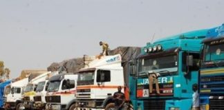 L es chauffeurs et transporteurs de la région de Kaolack sont très remontés contre les autorités. Selon eux, ils sont laissés en rade par les décideurs, alors qu’ils gèrent un secteur névralgique de l’économie sénégalaise. En rencontrant, samedi dernier, le président de la Chambre de Commerce, d’Industrie et d’Agriculture de Kaolack, Serigne Mboup, ils ont rappelé que Kaolack n’a pas de voie de contournement. Ils veulent, tous, une solution immédiate, pour la construction de parking et d’aires de stationnement. ‘’On ne nous respecte pas. Kaolack doit avoir une voie de contournement. Diourbel, Thiès, Saint-Louis…, toutes ces régions où le transport des camions est dense, ont des voies de contournement’’, dénoncent-ils. ‘’Il faut un parking pour cela, pour qu’à une certaine heure, les camions se garent’’, disent-ils en choeur. Modou Kébé, transporteur, estime que Sibassor doit disposer d’un parking de stationnement. ‘’Et de Kahone jusqu’à Maka Kahone, tous sont des sites qui entrent dans le cadre du corridor. Donc, ces deux sites peuvent servir d’espace. Si les autorités veulent la paix, elles vont devoir construire une voie de contournement. Il faut la présence des forces de l’ordre de l’entrée jusqu’à la sortie’’, indique le chauffeur de camion Bidji Cissé. Son collègue Cheikh Ndiaye, lui, constate que les autorités ont tardé à réagir, jusqu’à ce que le drame (la collision entre un camion et un taxi à Kaolackville, NDLR) se produise. Pour lui, il faut un espace où les camions stationnent de 23 h à 6 h, afin d’éviter les chocs. ‘’Le préfet nous a donné l’ancien "fora" et on a tout nettoyé. Il ne reste que la procuration. L’urbanisme ne nous a pas encore donné l’autorisation pour la construction’’, dit-il. Le président de la Chambre de Commerce, d’Industrie et d’Agriculture de Kaolack, Serigne Mboup, annonce qu’avec l’appui de l’Ageroute, ’’la Chambre de Commerce de Kaolack a les moyens de sécuriser les lieux''. Selon lui, les aires de repos sont obligatoires, même s’il n’y avait pas d’accidents. ‘’La Chambre de Commerce avait pensé à la réhabilitation du port et le président avait donné son accord pour la construction du port sec. La décision tarde à se concrétiser. Avec l’Ageroute, on peut le réaliser et le gérer. La Chambre de Commerce a plus de 25 ha à Sibassor. Kaolack doit pouvoir dépasser ce stade’’, défend-il. Mais pour le président des chauffeurs du Mali, Oumar Dembélé, il faut une solution transitoire, puisque la construction d’un parking ne peut se faire dans l’immédiat. ‘’On prendra combien de temps pour que le parking finisse ? Il faut une solution immédiate’’, plaide-t-il. Enquête