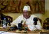 L'ancien Premier ministre malien Soumeylou Boubeye Maïga a été placé sous mandat de dépôt, jeudi 26 août, par la chambre d'accusation de la Cour suprême du Mali, notamment dans l'affaire de l'achat d'un avion présidentiel pendant la présidence d'Ibrahim Boubacar Keïta. PUBLICITÉ Avec notre correspondant à Bamako, Serge Daniel L’ancien chef du gouvernement malien s’est rendu à la Cour suprême après avoir reçu, la veille, une convocation. Son avocat et un membre de la Cour suprême ont confirmé la mise sous mandat de dépôt, c’est-à-dire son arrestation après inculpation. Pourquoi est-il inculpé ? C’est probablement lié à au moins un dossier, celui de l’achat d'un avion de commandement de l’ancien président Ibrahim Boubacar Keïta. Soumeylou Boubeye Maïga était alors ministre de la Défense. Les conditions d’achat de l’avion de commandement avaient été critiquées. À l’époque, des rapports de la Cour des comptes et du vérificateur général avaient épinglé des surfacturations et de nombreuses anomalies. Il y a probablement aussi un second dossier : celui d’achats d’équipements militaires. Mais il faut préciser que cette affaire avait été classée par une décision de justice. « Non », a répondu récemment le procureur de la Cour suprême. D’après nos informations, un autre ancien ministre malien est actuellement entendu devant la Cour suprême. Ces auditions interviennent dans un contexte particulier. Les autorités maliennes ont annoncé leur volonté de lutter contre la corruption. Mais d’ores et déjà, les proches de Soumeylou Boubeye Maïga affirment qu’il n’a rien à se reprocher.