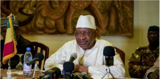L'ancien Premier ministre malien Soumeylou Boubeye Maïga a été placé sous mandat de dépôt, jeudi 26 août, par la chambre d'accusation de la Cour suprême du Mali, notamment dans l'affaire de l'achat d'un avion présidentiel pendant la présidence d'Ibrahim Boubacar Keïta. PUBLICITÉ Avec notre correspondant à Bamako, Serge Daniel L’ancien chef du gouvernement malien s’est rendu à la Cour suprême après avoir reçu, la veille, une convocation. Son avocat et un membre de la Cour suprême ont confirmé la mise sous mandat de dépôt, c’est-à-dire son arrestation après inculpation. Pourquoi est-il inculpé ? C’est probablement lié à au moins un dossier, celui de l’achat d'un avion de commandement de l’ancien président Ibrahim Boubacar Keïta. Soumeylou Boubeye Maïga était alors ministre de la Défense. Les conditions d’achat de l’avion de commandement avaient été critiquées. À l’époque, des rapports de la Cour des comptes et du vérificateur général avaient épinglé des surfacturations et de nombreuses anomalies. Il y a probablement aussi un second dossier : celui d’achats d’équipements militaires. Mais il faut préciser que cette affaire avait été classée par une décision de justice. « Non », a répondu récemment le procureur de la Cour suprême. D’après nos informations, un autre ancien ministre malien est actuellement entendu devant la Cour suprême. Ces auditions interviennent dans un contexte particulier. Les autorités maliennes ont annoncé leur volonté de lutter contre la corruption. Mais d’ores et déjà, les proches de Soumeylou Boubeye Maïga affirment qu’il n’a rien à se reprocher.