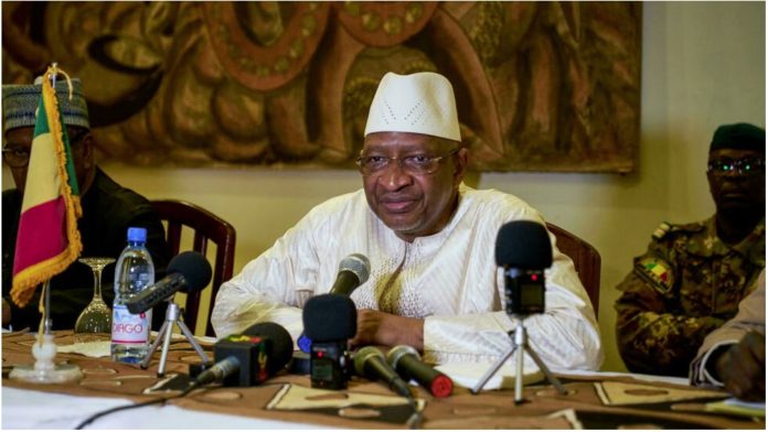 L'ancien Premier ministre malien Soumeylou Boubeye Maïga a été placé sous mandat de dépôt, jeudi 26 août, par la chambre d'accusation de la Cour suprême du Mali, notamment dans l'affaire de l'achat d'un avion présidentiel pendant la présidence d'Ibrahim Boubacar Keïta. PUBLICITÉ Avec notre correspondant à Bamako, Serge Daniel L’ancien chef du gouvernement malien s’est rendu à la Cour suprême après avoir reçu, la veille, une convocation. Son avocat et un membre de la Cour suprême ont confirmé la mise sous mandat de dépôt, c’est-à-dire son arrestation après inculpation. Pourquoi est-il inculpé ? C’est probablement lié à au moins un dossier, celui de l’achat d'un avion de commandement de l’ancien président Ibrahim Boubacar Keïta. Soumeylou Boubeye Maïga était alors ministre de la Défense. Les conditions d’achat de l’avion de commandement avaient été critiquées. À l’époque, des rapports de la Cour des comptes et du vérificateur général avaient épinglé des surfacturations et de nombreuses anomalies. Il y a probablement aussi un second dossier : celui d’achats d’équipements militaires. Mais il faut préciser que cette affaire avait été classée par une décision de justice. « Non », a répondu récemment le procureur de la Cour suprême. D’après nos informations, un autre ancien ministre malien est actuellement entendu devant la Cour suprême. Ces auditions interviennent dans un contexte particulier. Les autorités maliennes ont annoncé leur volonté de lutter contre la corruption. Mais d’ores et déjà, les proches de Soumeylou Boubeye Maïga affirment qu’il n’a rien à se reprocher.