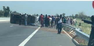 On en sait davantage sur les causes de l’accident survenu sur l’Autoroute ‘’Ila Touba’’, dans la nuit du mardi au mercredi, aux environs de 2 heures 30 du matin. Selon ‘’SourceA’’ dans sa parution de ce vendredi, les premiers éléments de l’enquête accablent le conducteur du véhicule particulier et tendent à innocenter celui du camion qui, contrairement à ce qui a été dit, était en train de rouler. Le journal précise que la voiture à bord de laquelle les victimes avaient embarqué était en train de rouler à une vitesse interdite sur l’Autoroute ‘’Ila Touba’’. En d’autres termes, elle avait dépassé les 110 kilomètres/heure. L’autre l’élément est que le conducteur du véhicule particulier, qui était sur la voie gauche, a voulu faire un dépassement à droite. Malheureusement, il n’a pas vu le camion, qui roulait sur la voie lente, c’est-à-dire la voie droite. Ainsi, il l’a percuté de plein fouet. Ce qui n’a laissé aucune chance à ses passagers.