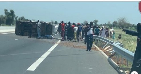 On en sait davantage sur les causes de l’accident survenu sur l’Autoroute ‘’Ila Touba’’, dans la nuit du mardi au mercredi, aux environs de 2 heures 30 du matin. Selon ‘’SourceA’’ dans sa parution de ce vendredi, les premiers éléments de l’enquête accablent le conducteur du véhicule particulier et tendent à innocenter celui du camion qui, contrairement à ce qui a été dit, était en train de rouler. Le journal précise que la voiture à bord de laquelle les victimes avaient embarqué était en train de rouler à une vitesse interdite sur l’Autoroute ‘’Ila Touba’’. En d’autres termes, elle avait dépassé les 110 kilomètres/heure. L’autre l’élément est que le conducteur du véhicule particulier, qui était sur la voie gauche, a voulu faire un dépassement à droite. Malheureusement, il n’a pas vu le camion, qui roulait sur la voie lente, c’est-à-dire la voie droite. Ainsi, il l’a percuté de plein fouet. Ce qui n’a laissé aucune chance à ses passagers.