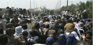 Une explosion s'est produite ce jeudi à proximité de l'aéroport de Kaboul, a indiqué le porte-parole du Pentagone John Kirby. « Nous pouvons confirmer une explosion à l'extérieur de l'aéroport de Kaboul », a tweeté John Kirby, qui a ajouté ne pas avoir d'informations claires sur d'éventuelles victimes pour le moment. PUBLICITÉ Une énorme explosion, ainsi que des tirs se sont produits à l'extérieur de l'aéroport de Kaboul. Un homme sur place disposant d'un titre de séjour français que RFI a pu joindre, tente depuis plusieurs jours d’entrer dans l’aéroport pour pouvoir rentrer en France. Il était à la porte Est de cet aéroport militaire depuis 10 heures ce matin. Au alentours de 18 heure, heure de Kaboul, après avoir vu d’hommes entrer, raconte-t-il, il a tendu son titre de séjour français en leur disant qu’il était résident en France. Ces hommes ont fait demi-tour, et 15 minutes plus tard a retenti une énorme déflagration, rapporte notre spécialiste de la région, Sonia Ghezali. « J’étais à 20 mètres de l’explosion », nous a-t-il dit encore sous le choc avec le souffle court. « Je vois des femmes, des enfants blessés tout autour de moi » nous a-t-il raconté. « Ils sont blessés à la tête, aux jambes. C’est le chaos, le chaos total ». Le Pentagone et d’autres sources confirment qu’il s’agit d’une attaque sans plus de précisions. Depuis mercredi soir, les chancelleries occidentales qui ont pris leur quartier au sein de l’aéroport militaire de Kaboul, il y a quelques jours, ont fait savoir qu’il y avait un risque d’attentat très élevé en provenance du groupe État Islamique. ►À lire aussi : Afghanistan: les Occidentaux alertent sur une «menace terroriste» à l'aéroport de Kaboul Des milliers de personnes se pressent aux portes de l’aéroport militaire chaque jour depuis la chute de Kaboul dimanche dernier. Elles espèrent être évacuées. Et malgré les mises en garde sécuritaires de mercredi, elles sont encore des milliers aujourd’hui à tenter leur chance, désespérées, car les évacuations s’arrêteront ce soir à minuit, comme cela a été convenu entre les talibans et les Américains.