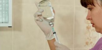 Une infirmière allemande aurait injecté de la solution saline au lieu du vaccin à près de 8.600 personnes